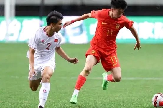 苗润东刚入选U19国足，已经有人说王钰栋未来得给他让位了