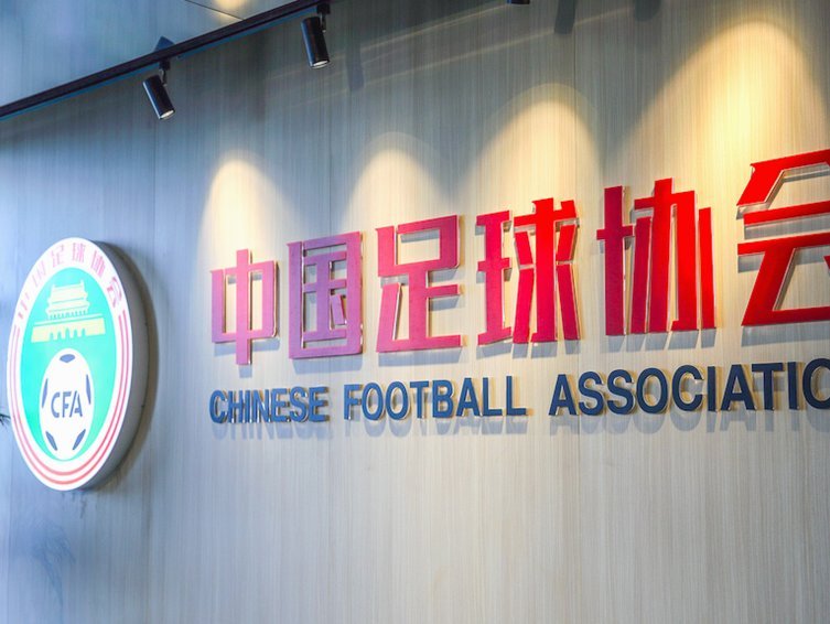 中国足球小将访西班牙大使馆