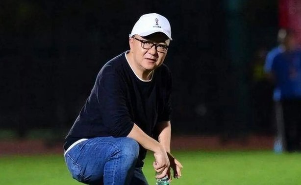 董路说是西班牙人，班尼暗示是巴萨