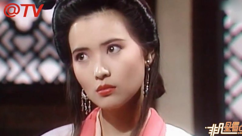 卡里乌斯妻子素颜出镜，佩戴刻有家人名字的项链