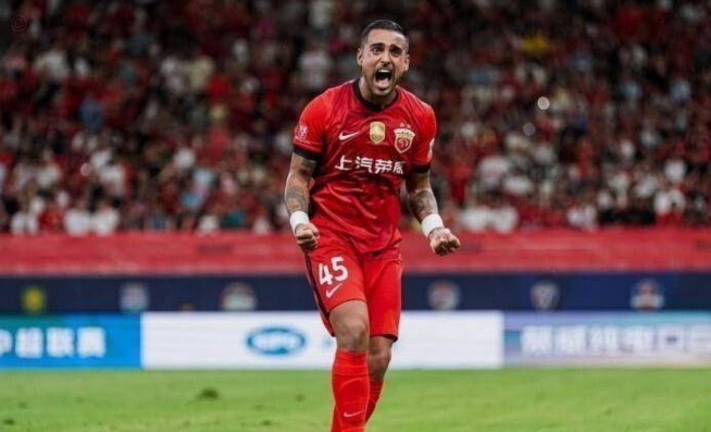 斯坦丘射门被挡，阿奇姆彭补射破门，英博3-0新鹏城